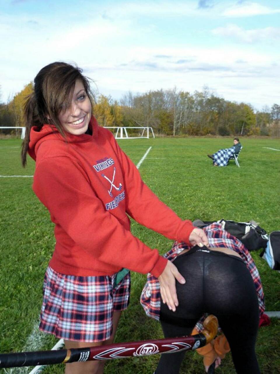 Je hebt billen om billenkoek op te krijgen. Je billen zijn door de natuur helemaal voorbereid op het krijgen van billenkoek. Vroeger werd daar veel meer gebruik van gemaakt en was het eerder alledaags dan vreemd. Tegenwoordig is billenkoek volledig uit de mode en uit de gratie. Toch begrijpen zelfs meiden en vrouwen die het nooit hebben meegemaakt dat billen ook bedoeld zijn om straf op te krijgen. Om dat goed te laten werken, is er wel iets meer nodig dan een paar grappige klapjes van een vriendin.