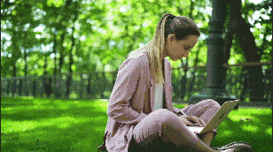 De Daphne Methode is gericht op begeleiding voor meiden en vrouwen die meer (zelf-)discipline willen krijgen. In de Daphne Methode is er samenwerking met een begeleider. Door de coaching en de begeleiding kunnen meiden en vrouwen meer discipline krijgen als ze dat in hun eentje moeilijk vinden. Met de begeleider maken ze afspraken over zaken die zijzelf belangrijk vinden. Bijvoorbeeld, over wat te doen voor de studie, de sport, om af te vallen, en wat maar ter sprake kan komen. De meiden en vrouwen kunnen straf krijgen van hun begeleider als ze zich niet aan hun eigen afspraken houden. Ze gaat dan over de knie en krijgen op hun blote billen.