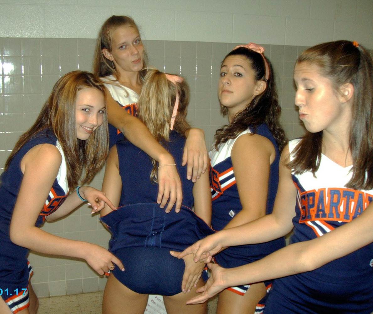 De onderbroek van een cheerleader heet toepasselijk een 'spankie'. Dat is niet zonder redenen. Het is tegelijk optimistisch, omdat de naam er van uit gaat dat de meisjes bij eventuele billenkoek dat broekje mogen aanhouden. Natuurlijk zijn er ook ouders en coaches die vinden dat echte billenkoek op blote billen hoort. Dan is zo'n broekje altijd gemakkelijk omlaag geschoven.