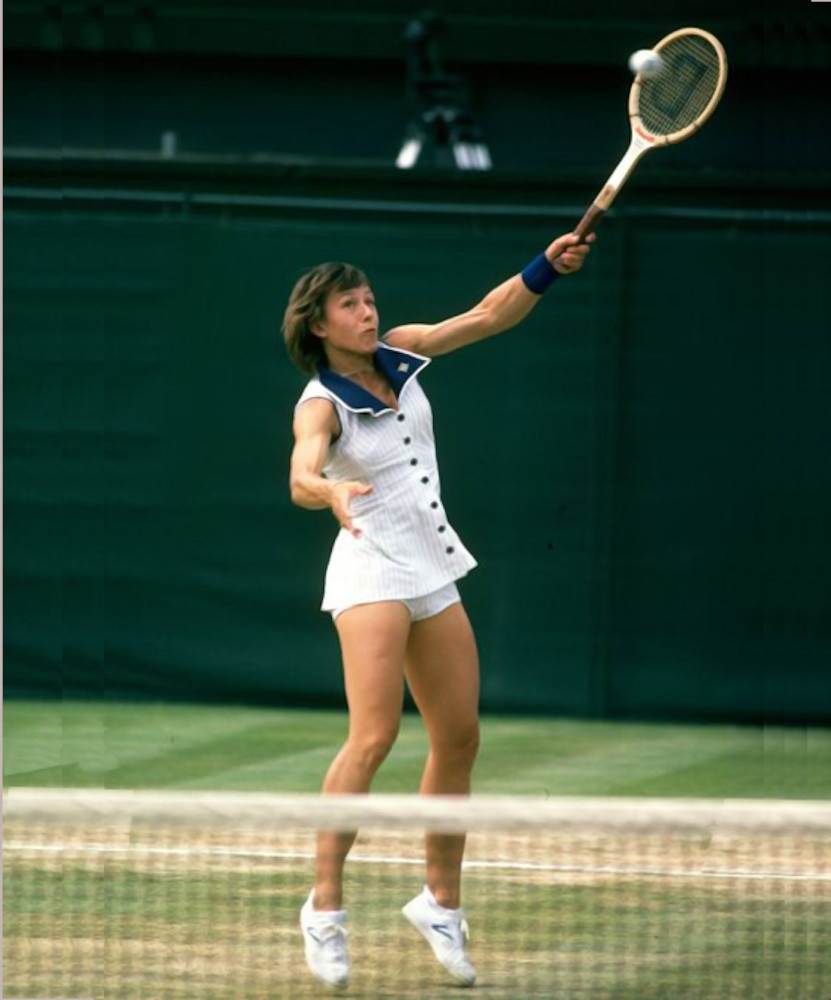 Martina Navrátilová vertelt in haar biografie dat ze in haar jeugd door haar vader over de knie werd gelegd en op haar billen kreeg als ze ondeugend was. Hoewel het niet bekend is of dit ook rond tennis was, werd dit door commentaren wel aangenomen.