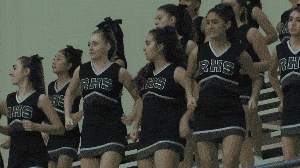 Billen zijn belangrijk voor volleybal-speelsters. Feliciterende klapjes van medespeelsters en bestraffende meppen met de paddle van de coach.