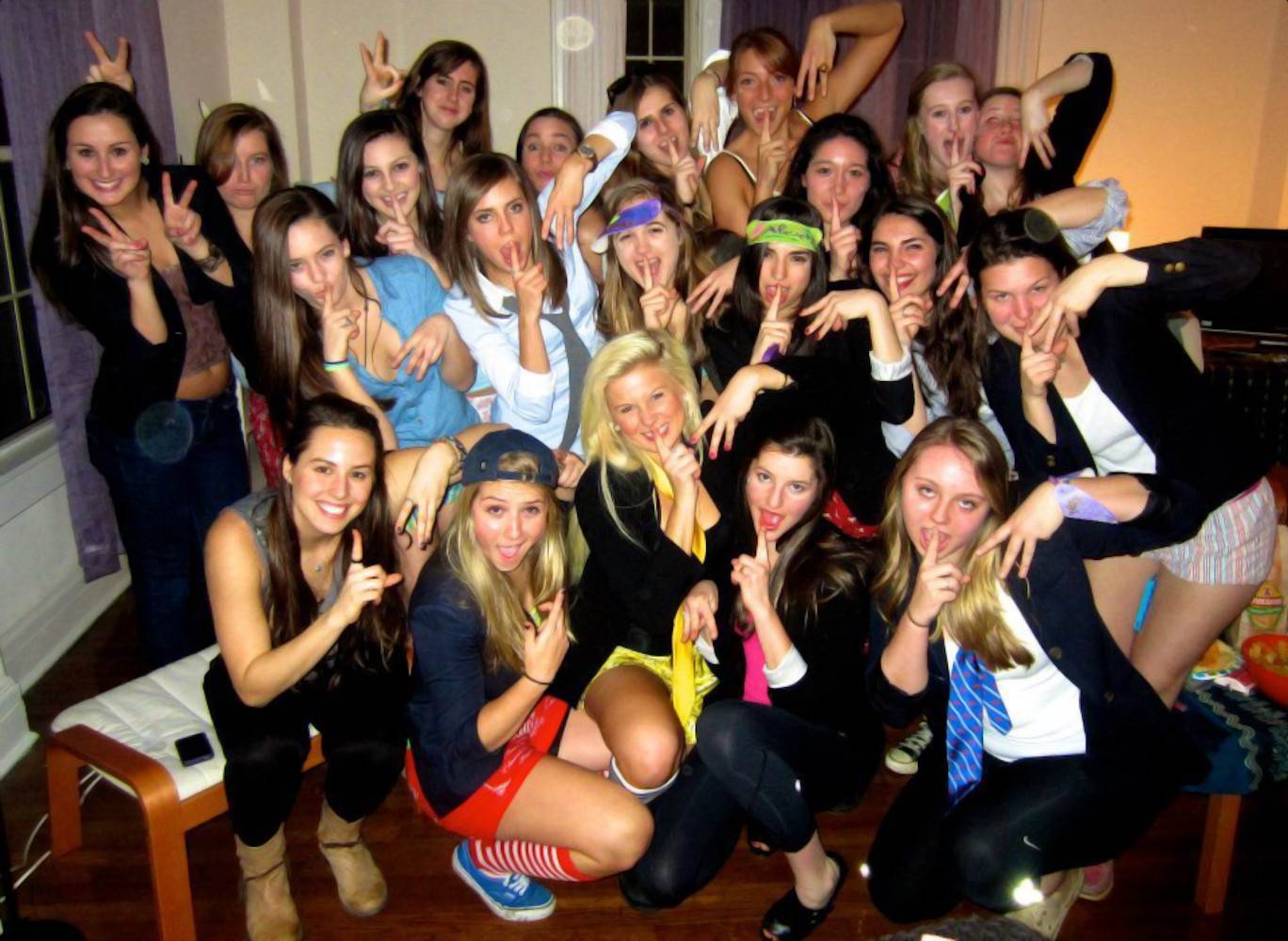 Uiteraard vindt geen enkel meisje het leuk om over de knie te gaan en straf op haar blote billen te krijgen. Zo hoort dat ook te zijn. Het is tegelijk absoluut ondenkbaar dat een meisje alleen maar goed en braaf is terwijl ze opgroeit. Meisjes zijn meisjes en verdienen wel eens straf. Daarom zou ieder meisje in ieder geval een paar keer in haar leven mee moeten maken dat ze echt op haar blote billen krijgt als ze dat verdiend heeft.