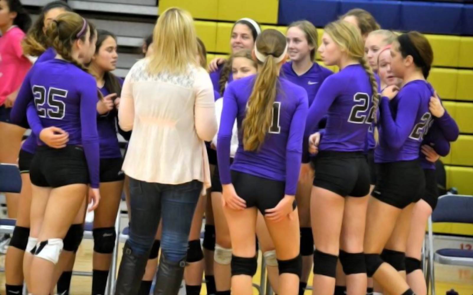 Volgens volleybal coach Kate is het essentieel om altijd consequent en consistent te zijn. Ze is niet de enige volleybalcoach die meisjes op hun billen geeft en daarin consequent is. De speelster met rugnummer 21 heeft zojuist van de coach, die tevens de moeder van één van de andere speelster is, in de kleedkamer een pak op haar billen gekregen omdat ze na een paar waarschuwingen nog steeds niet goed oplette. Dit werd op sociale media gezet door iemand op de tribune die duidelijk kon horen wat er allemaal gebeurde.