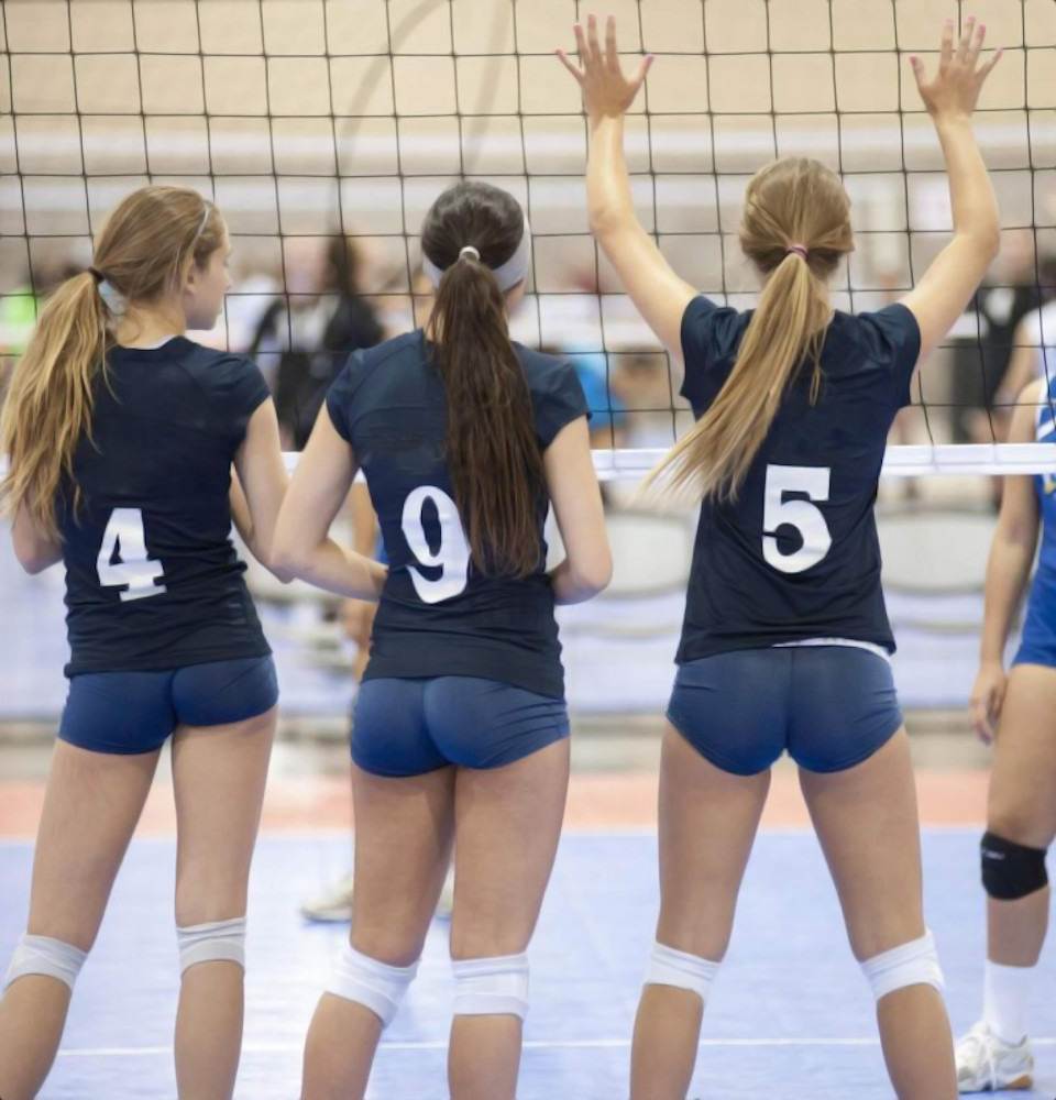 Kate, een Amerikaanse vrouwelijke volleybal coach schreef in 2011 op een forum over volleybal dat volgens haar bij een meisjes volleybalteam een consequente aanpak altijd belangrijk is. Dat kan met of zonder billenkoek, maar mét billenkoek is er veel meer mogelijk en veel meer te bereiken dan zonder.