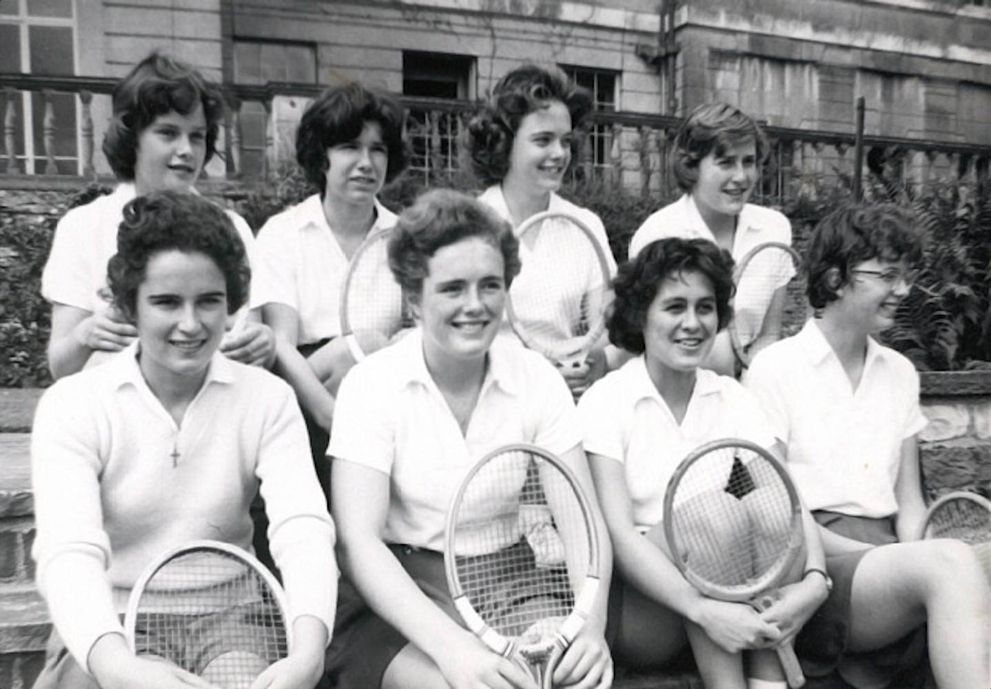 In het verleden kregen de meisjes op Engelse kostscholen standaard billenkoek als straf. Omdat op een aantal kostscholen tennis onderdeel uitmaakte van het programma, gebeurde dat dus ook bij tennis.