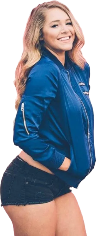 Een vrouw met lang blond haar in een blauw jasje en een zwarte korte broek, glimlachend met haar handen in haar jaszakken.