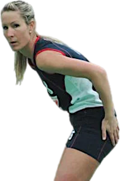 Een volleybalspeelster staat krom en wrijft over haar billen, omdat ze net straf heeft gekregen.