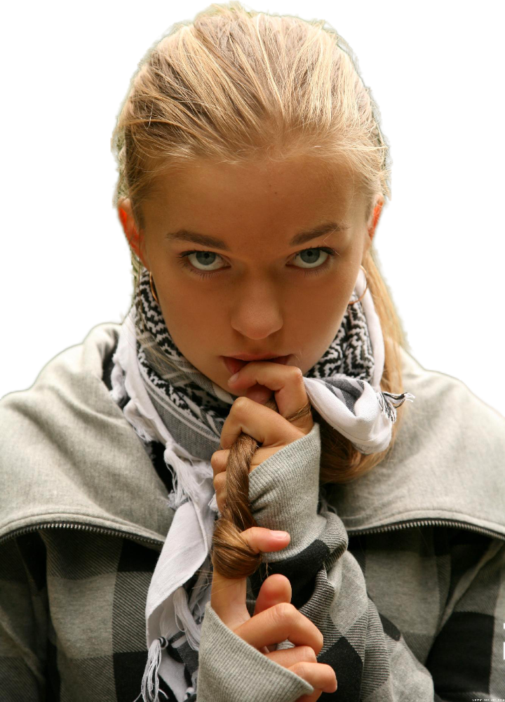 Een meisje kijkt besmuikt omhoog in de camera.