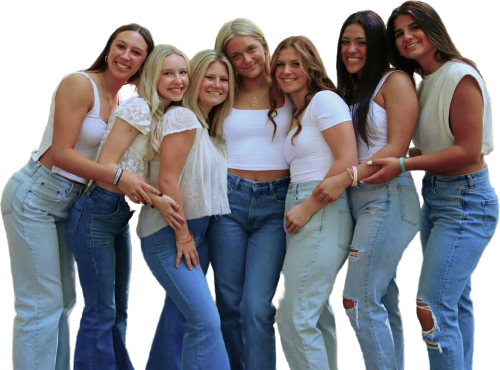 Zes meiden, waarschijnlijk vriendinnen, staan dicht bij elkaar en kijken in de camera.