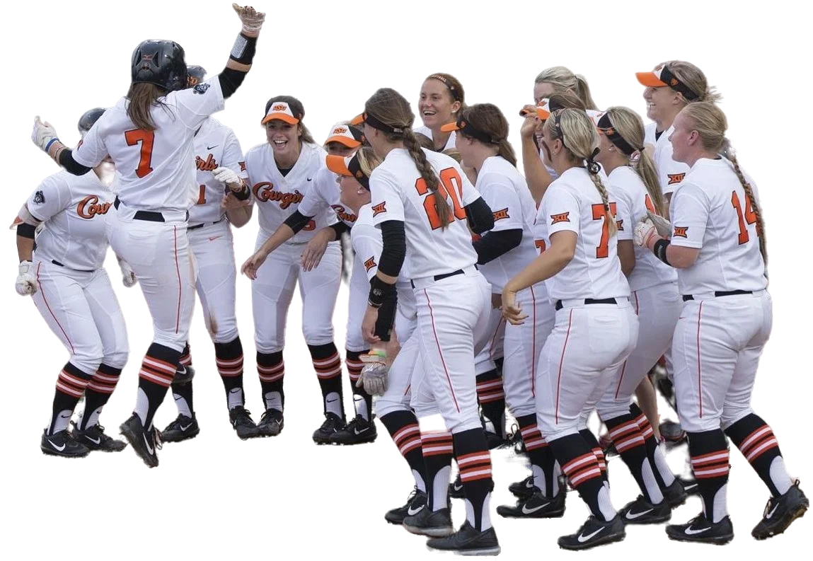 Een softbal team bij elkaar. Een speelster heeft net een punt gescoord.