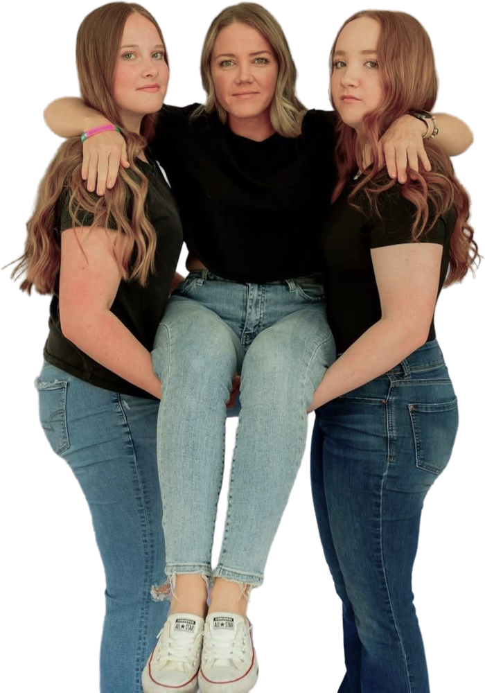 Drie meiden die zussen van elkaar zijn, waarvan er twee tegenover elkaar staan en een stoel van hun armen maken, waar de derde op zit.