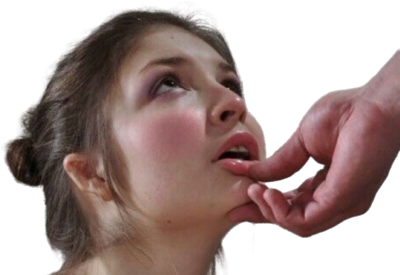 Een meisje met rode wangen wordt gedwongen om iemand in de ogen te kijken doordat haar hoofd aan haar kin omhoog gehouden wordt,