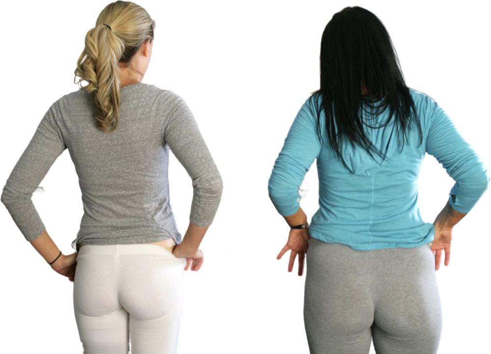 Twee sportvrouwen staan op hun punt om hun legging naar beneden te doen om hun billen bloot te maken.