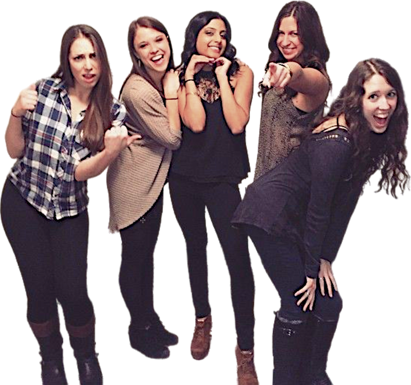 Een groepje van vijf vrolijke meiden die met elkaar plezier maken.