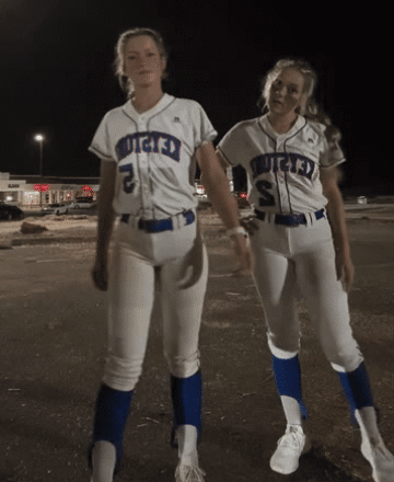 tumblr_c91a124e3b5ee141911c2f25050e7c4b_4ac4e273_500 Twee softbal meiden doen een dansje.